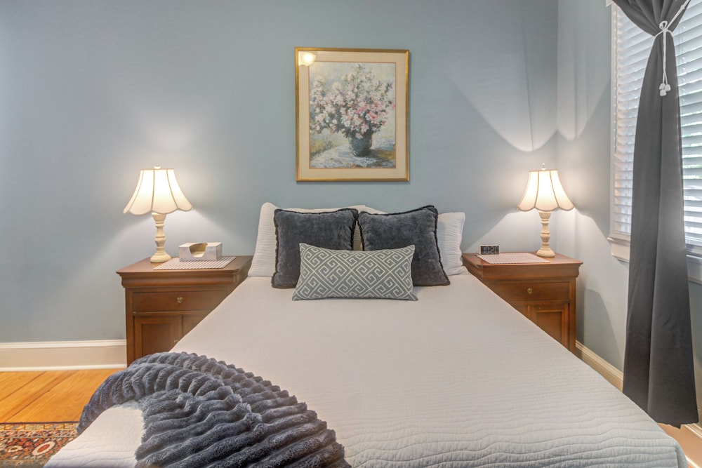 Walk to Dining & Shops: Historic Belmont Home