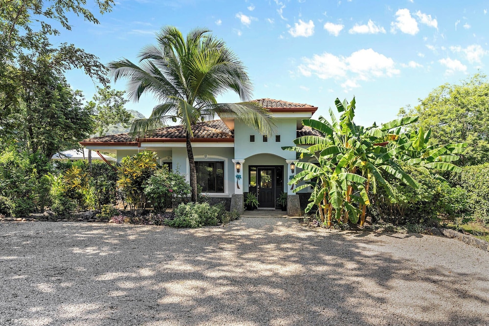 Stylish Home with Chic Decor, Luxury Amenities & Tropical Outdoor Oasis with Sparkling Private Pool