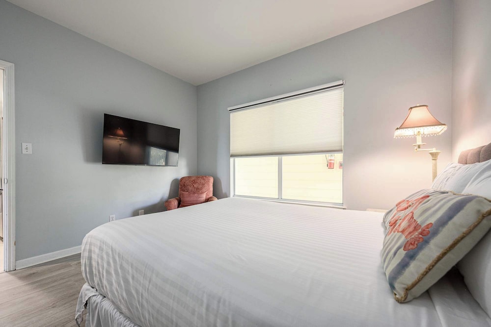 Sunshine & Whiskey Condo for 6 With Resort Amenities Near Grand Boulevard