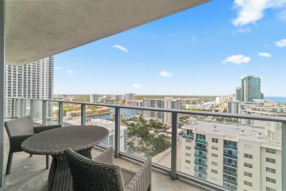 Sunny Balcony - Beautiful Stay for 2 With Ocean Views & Resort Amenities
