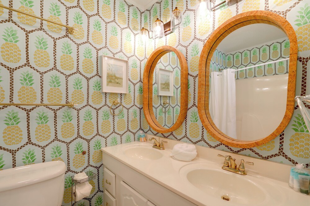 650 Feet to the Beach! Arcadian Shores Townhome