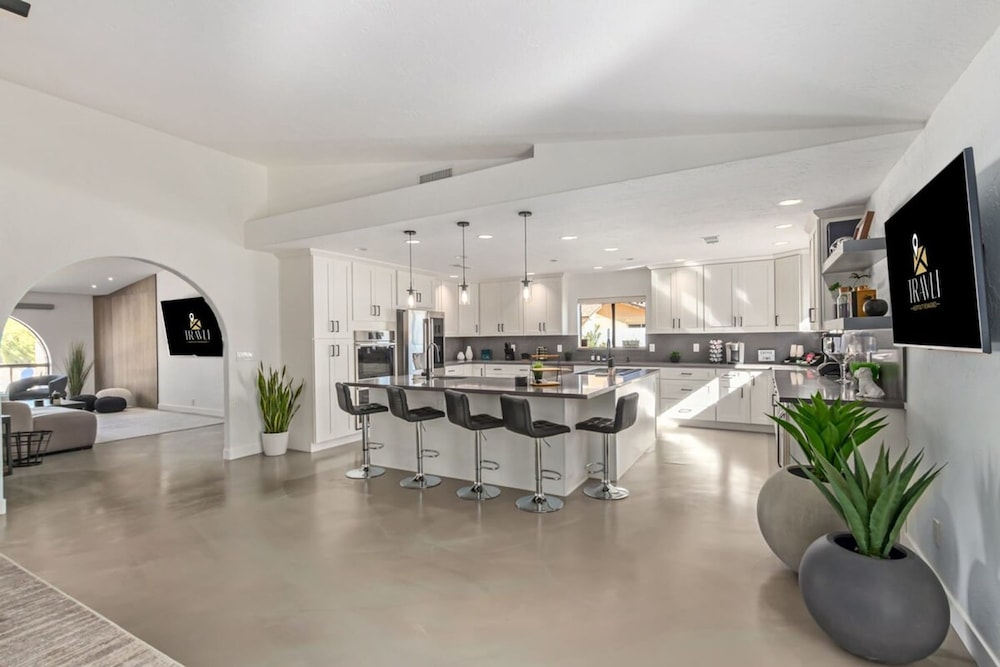 5BR Resort-style Oasis 2 Primary s Cabana Gameroom