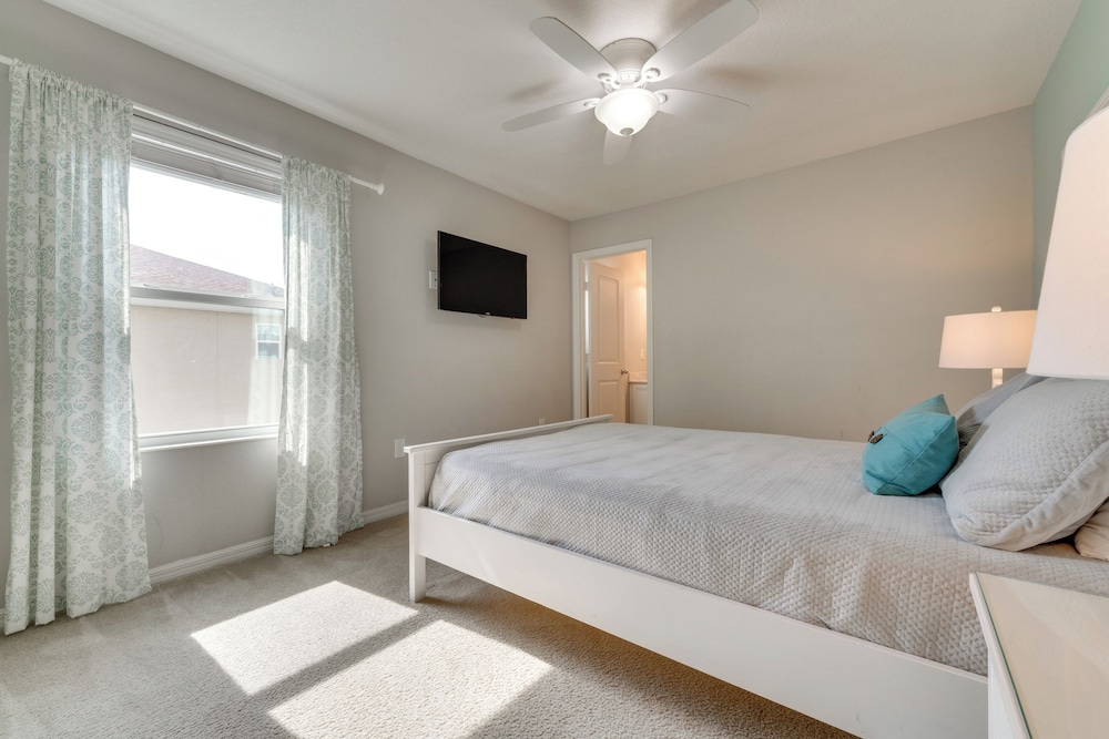 4 Mi to Wdw: Sleek Townhome w/ Community Pool!