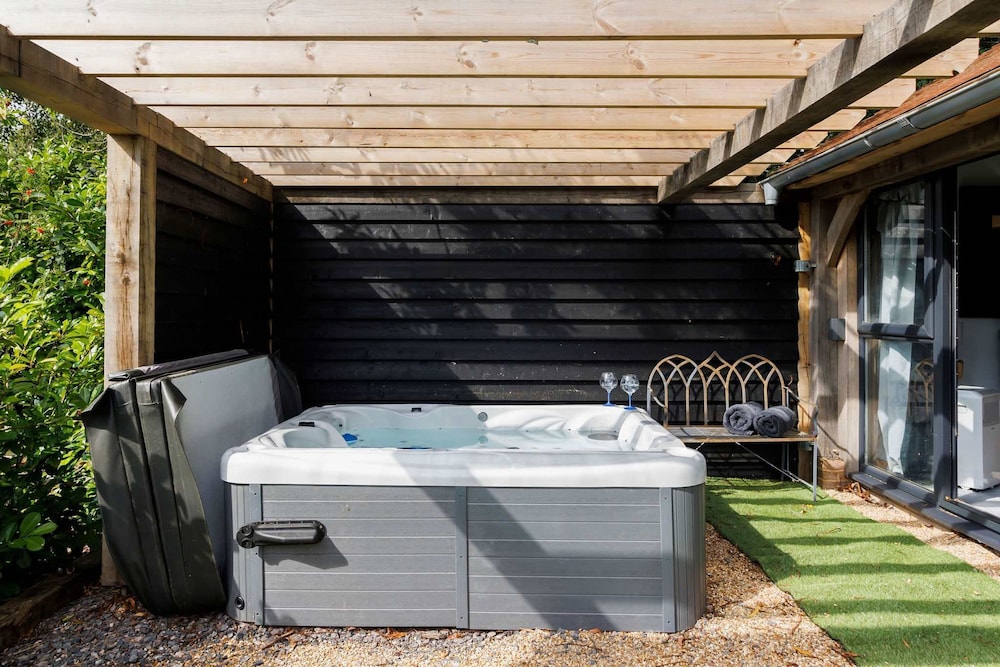 Romantic Countryside Lodge With Hot Tub