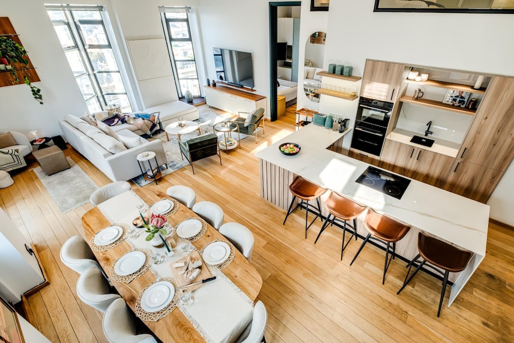 Contemporary 2bed in Art Deco Heritage Site Elevea