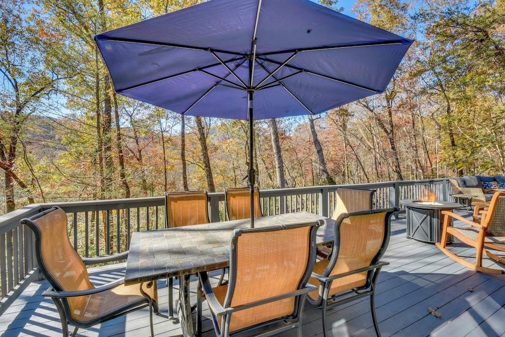 Fish, Hike & Swim: Lake Burton Retreat w/ Hot Tub!