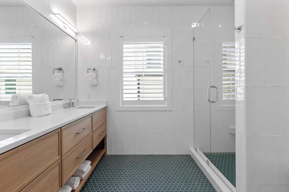 712 Ocean Blvd by Avantstay New Construction w/ Pool, Game Zone, Private Beach Access, and Oceanfront Views