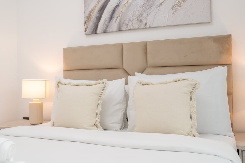 Sleeps 4 in This 2 Bedroom Apartment in Dubai Gate 2