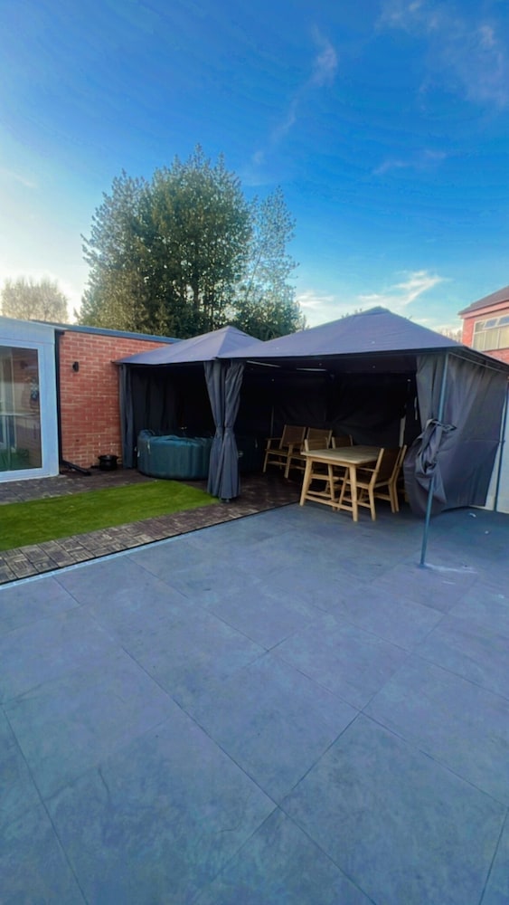 House - Sleeps 16, Parking, Pets Allowed & Jacuzzi