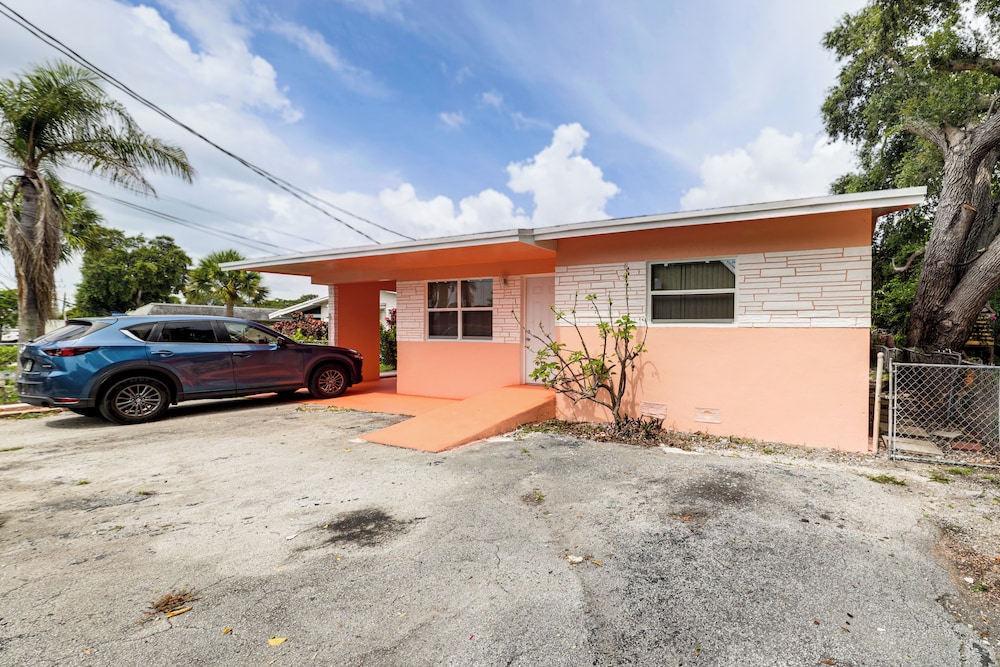 3 Mi to Dania Beach Pier: Convenient Apartment!