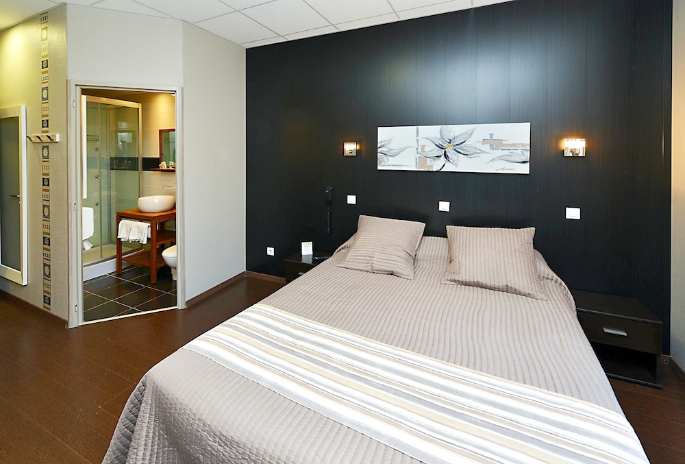 Rodez Vacations - Hotel du Midi - Property Image 5