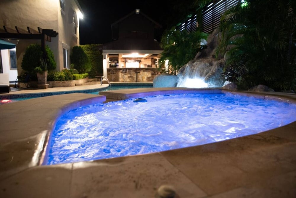 Orchids Palms Luxury Villa Pool Chef Hot Tub Airport Pickup