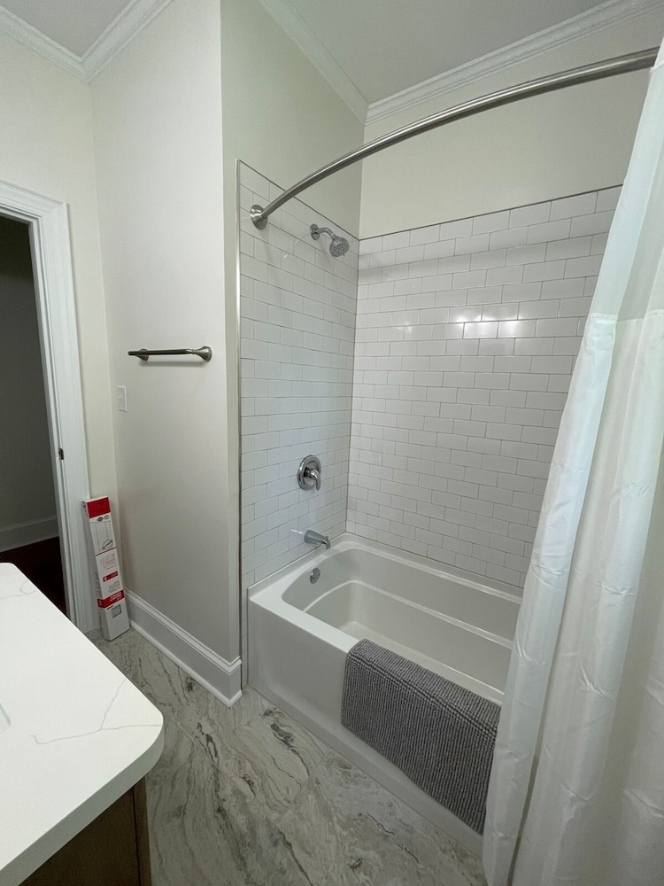 Renovated 1 Bedroom in Forest Hills - B