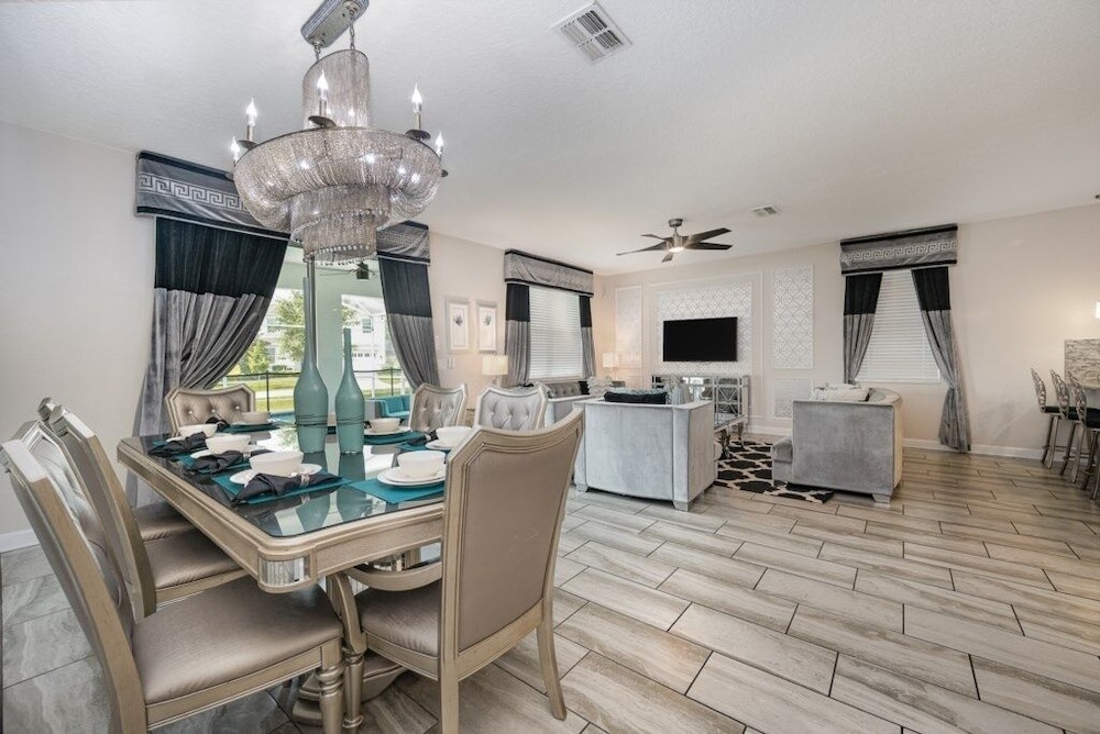 9 Bed Pool, Spa, Movie Room & Game Room! 9 Bedroom Home by RedAwning