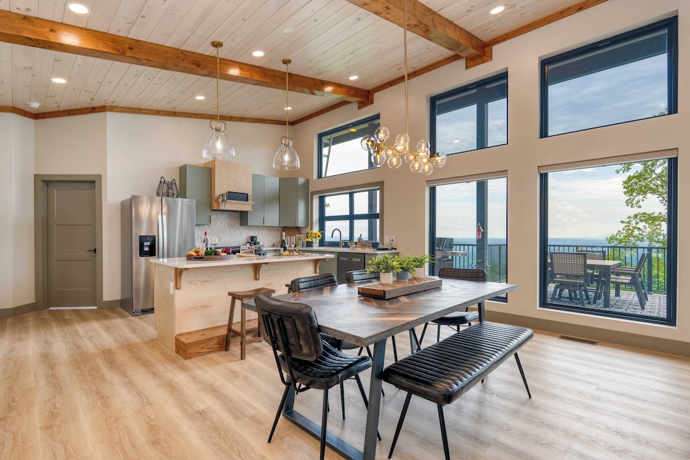 Luxury Group Retreat w/ Indoor Pool, Arcade & 56-mile Views Grand Vista Retreat