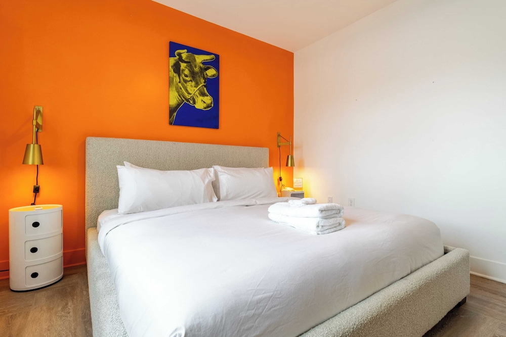 Dual Bachelor Pads w/ Rooftop Lounge & Games Sleeps 26 5 Min to Broadway