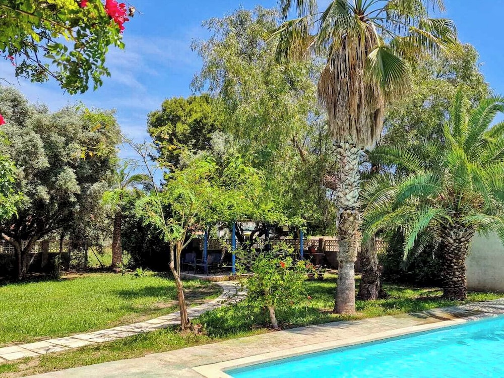 House With Exclusive Pool and Garden 7 min Walk From the Beach and the Center