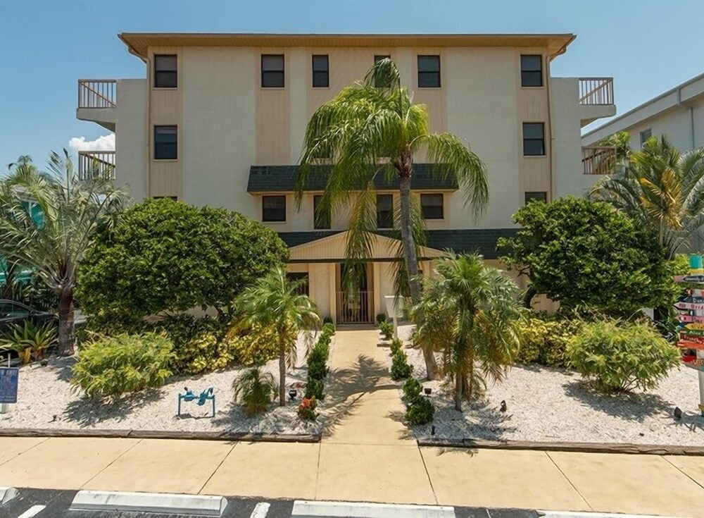 Sun Harbor Unit 1 - A Weekly Beach Rental 3 Bedroom Townhouse by Redawning view 2