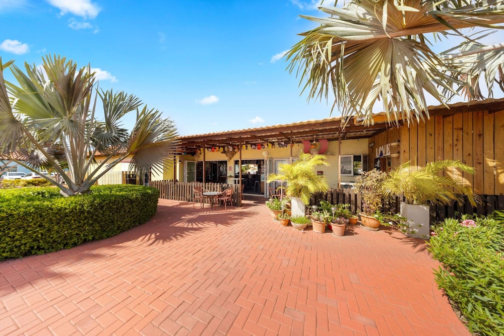 Cozy Bliss Condo w Pool Steps From Eagle Beach