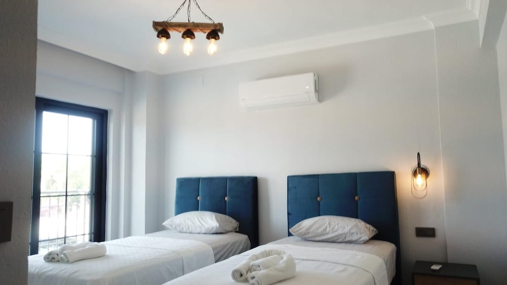 Stunning 4-bed Villa Grey 4 Bedrooms Private Pool view 3
