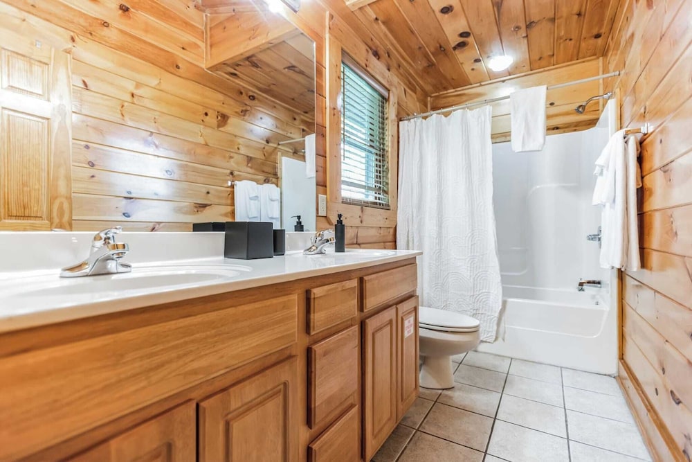 Resort Cabin w/ Hot Tub, Pool Table, Deck Views Summit View Way by Avantstay
