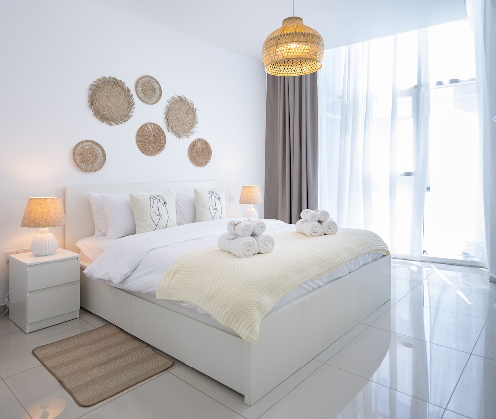 Waves - Charming Apt With Balcony, Minutes From The Beach — hotel room