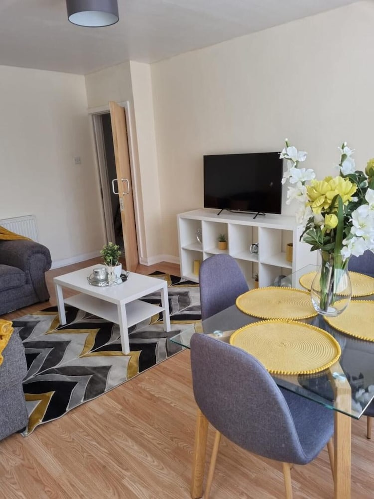 Captivating 2-bed Apartment in Belvedere view 4