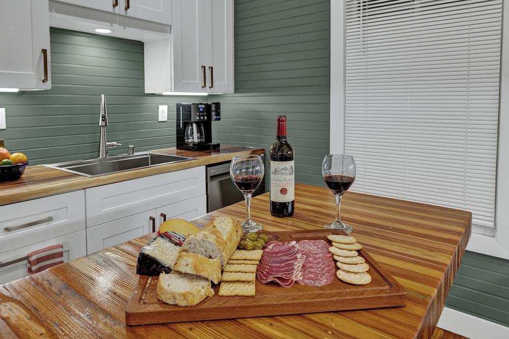 Tolle Haus: W/pool & Firepit-walk to Schlitterbahn, Comal Chutes & Downtown!