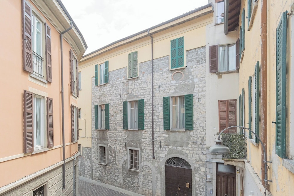 Wine Not Apartment in Como City Centre by Rent all Como