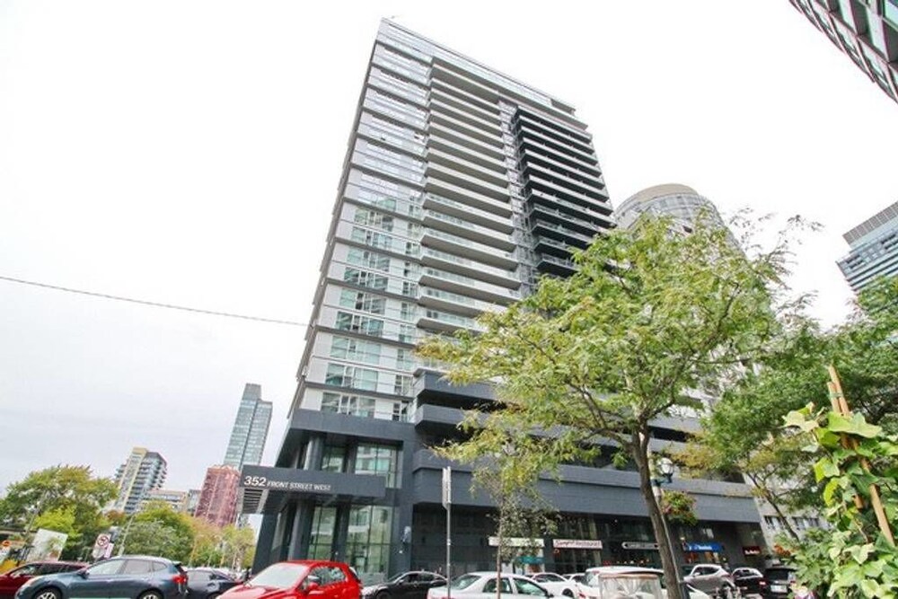 Presidential 1 Bedroom Condo across CN Tower