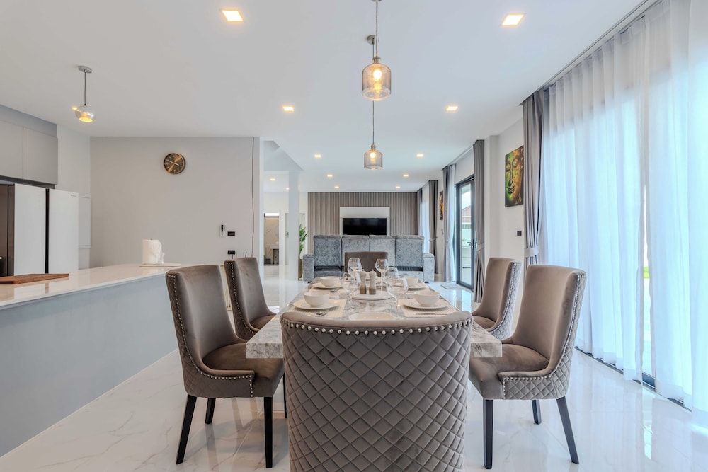 2 Villas 2 Kitchens Huge Pool V258