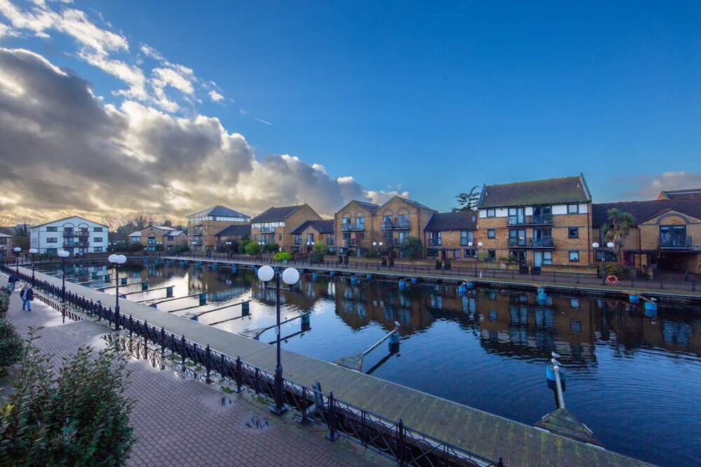Serene 1 Bedroom Flat Near Canary Wharf