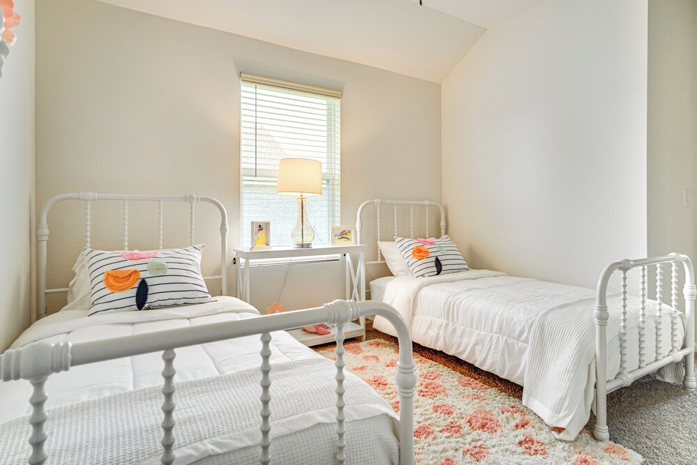 12 Mi to Avery Island: Spacious Family Home!