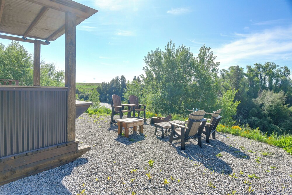 Teton Mtn Views: Peaceful Riverfront Cabin!