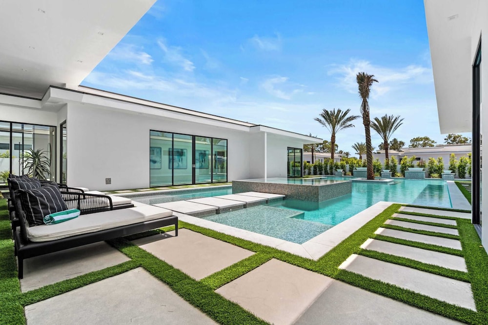 Sleeps 20 Pool, Hot Tub, & Pickleball Stay in Indio Bravo Villa #9