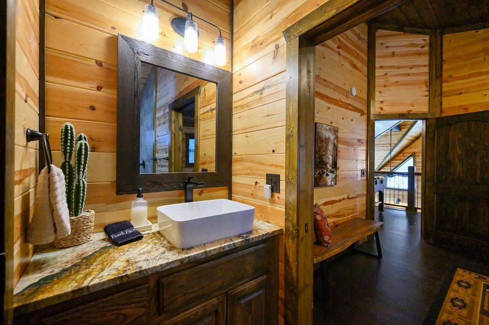 Cabin Vibe - Bunkroom - 3 King - Firepit - Shuffleboard