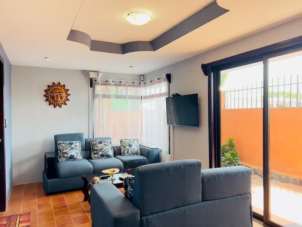 CASA DEL ARBOL ESCAZU