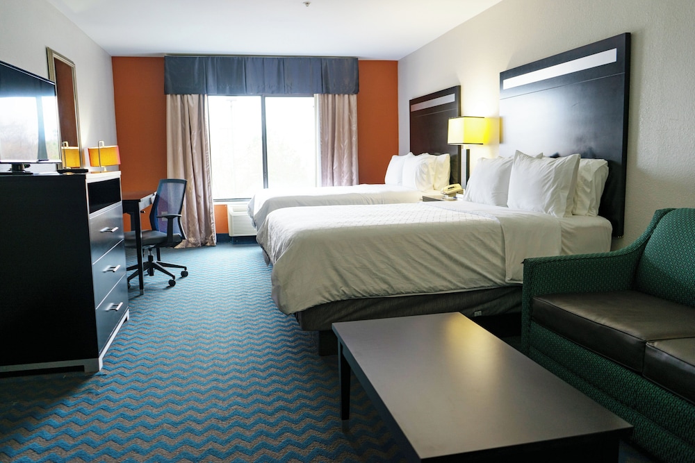 Roanoke Rapids Vacations - Holiday Inn Express  Suites Roanoke Rapids SE, an IHG Hotel - Property Image 8