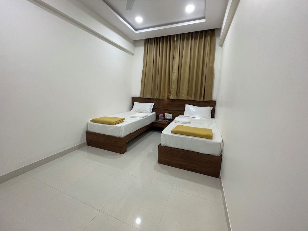 Stay Guru Hari Om Residency