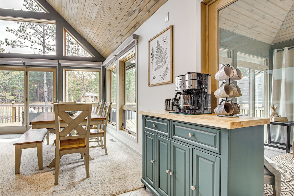 2 Mi to Sand Valley: Family Getaway w/ Deck!
