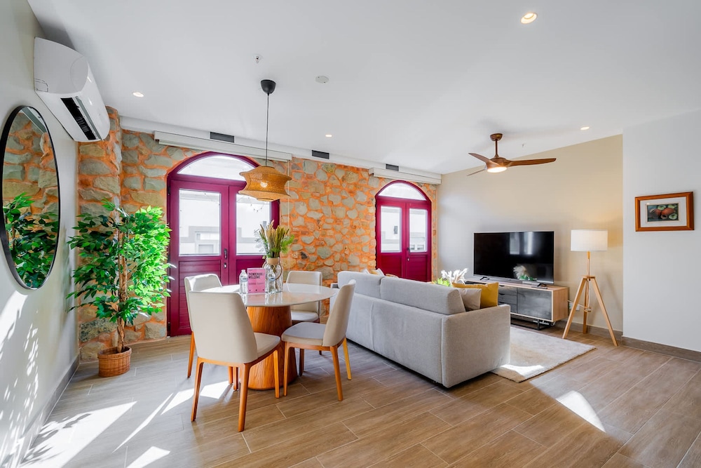w Beautiful 2BR w Balcony in Casco Viejo