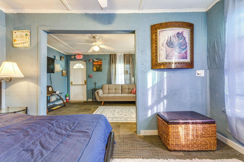4 Mi to Dtwn Little Rock: Studio w/ Porch