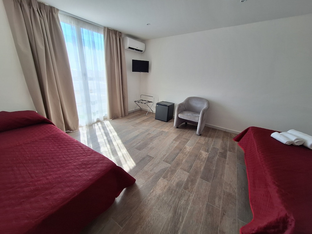 Room-triple Double Room en Cinisi — hotel room