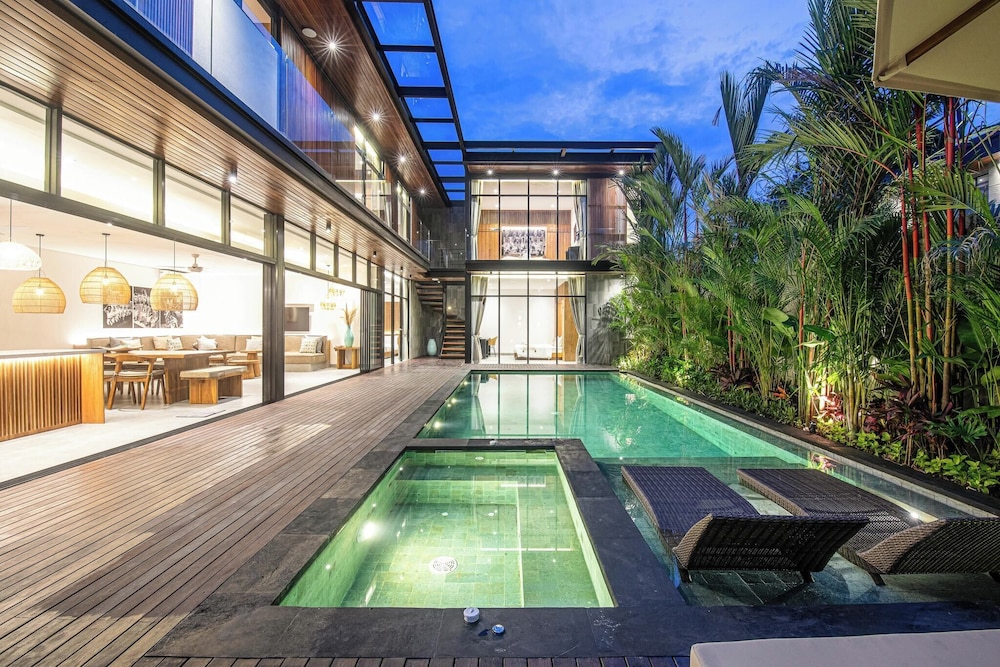 Elegant 6BR Canggu Villa Steps From the Ocean