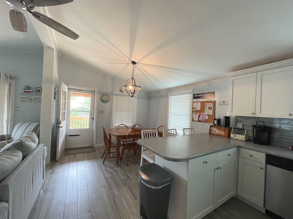 Freaky Tiki 3 Bedroom Cottage by RedAwning