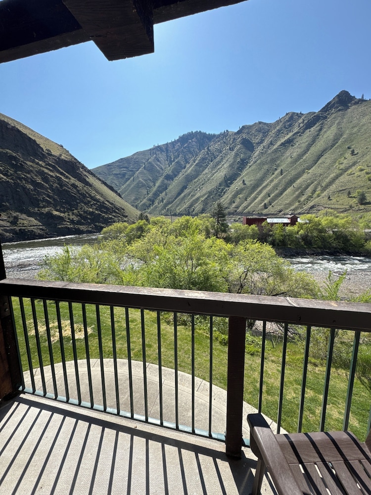 Salmon Rapids Lodge