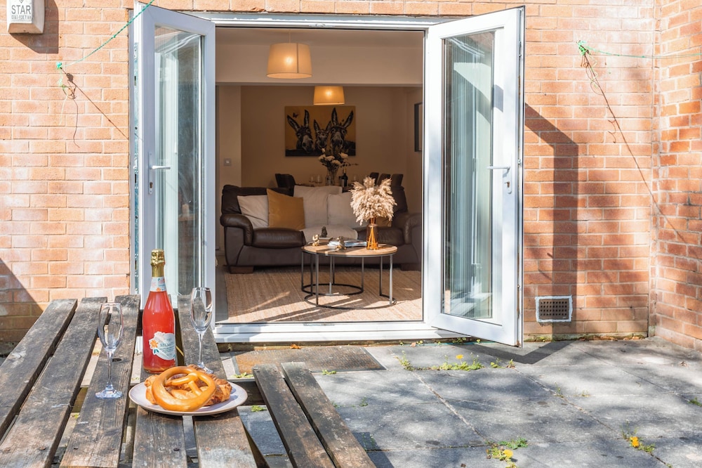 Spacious 4-bed, Free Parking, Short or Long Stays
