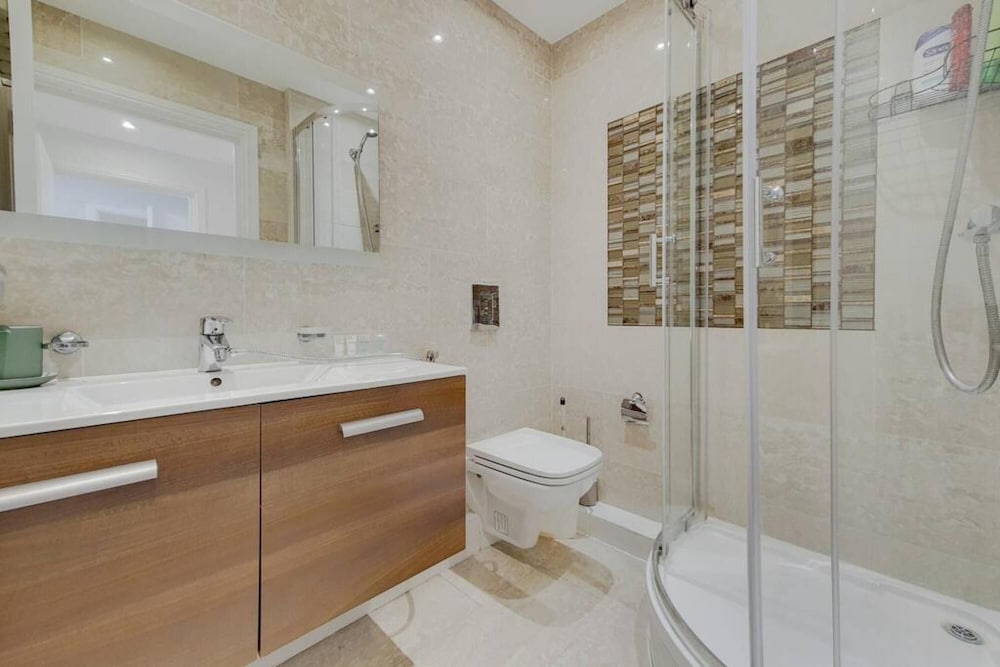 Lovely 2 Bedroom Apartment w AC off Baker Street
