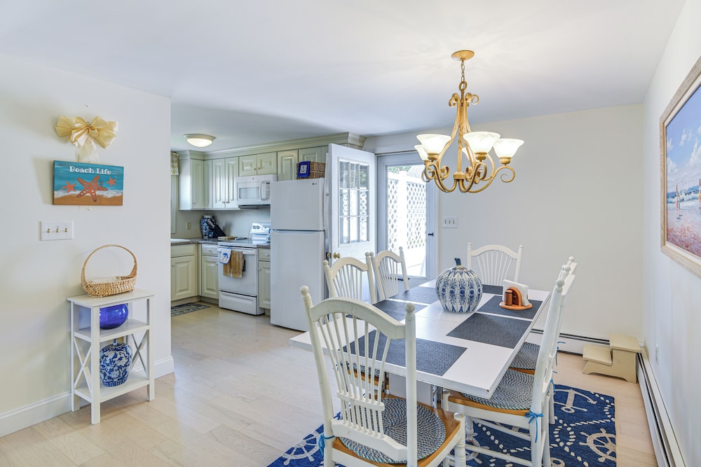 Coastal Home: 1 Mi to Beach, 2 Mi to Dtwn Newport!