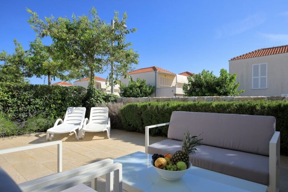 Apartments in Villas Punta Skala With Beachpool